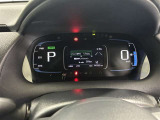 一目で今出ている速度が分かるデジタルメーターを採用しており、うっかりのスピード超過も減りますよ