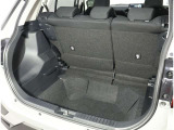ラゲージスペースには洗車道具や工具など、常に車に積んでおきたい物の収納に便利な床下収納もあります!ここに収納しておけば、走行中にゴロゴロ動くこともなくなりますネ♪