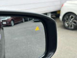 BSM(ブラインドスポットモニタリング)付き!車線変更の際、ドアミラーに映っていない斜め後方のクルマの存在に気が付かず・・・なんてことをサポートしてくれます!