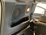 トランク内の左壁側には収納式の小型テーブルや車内照明がついています。