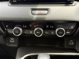 【 オートエアコン 】車内温度を感知して自動で温度調整をしてくれるのでいつでも快適な車内空間を創り上げます。