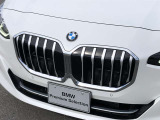 左右のキドニー・グリルの中心にはBMWのエンブレムが鎮座し、個性を放つデザイン性を兼ね備えました。