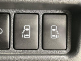【両側パワースライドドア】スマートキーや運転席のスイッチで後席両側スライドドアの開閉が可能♪電動だから力を入れてドアを開ける必要が無く、小さなお子様でも簡単に開け閉めでき快適です♪