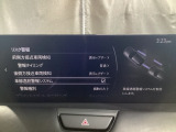 車線逸脱警報システムは、走行中にカメラで車線を検知して、自車が車線から逸脱する可能性があると判断した場合に、警報によりドライバーに通知します。