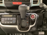 CVT車のセレクトレバーです。低速から高速まで、変速ショックのないスムーズな走りを実現するとともに、エンジン効率のよい領域を維持することで燃費にも貢献します。