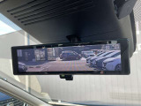 【インテリジェントルームミラー】 車両後方のカメラ映像がミラーに映るので、乗員や荷物が多くても安心♪夜間や悪天候の日でもクリアな映像で視界良好です◎