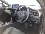 高いホールド性で運転姿勢が安定します。長距離ドライブでも疲れにくいのが魅力です。快適なドライビングライフをお送りください♪