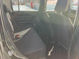 リヤシートも全車消毒済み。足元も軽とは思えない広さがあります。ドアには小物を収納できる便利な【リヤポケット】付。