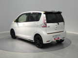 【右後ろ斜め】 ボディの状態も良好。冬道の運転も安心な4WDで、季節を問わずアクティブに動けます。清掃により清潔感溢れる空間でお迎えします。お出かけのイメージが膨らむ綺麗な状態です。