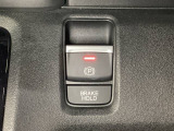 セレクトレバーの右に電子制御パーキングブレーキがあります。スイッチひとつで、停車した地点の傾斜などをシステムが検知・判断してブレーキ力を自動的に最適制御し、しっかり停車できるパーキングシステムです。