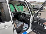 【運転席】座り心地が良いシートなので長時間の運転でも快適にお過ごしいただけます。新品のフロアマットのご注文も可能です。掲載箇所以外にご希望の写真がございましたらお気軽にお問い合わせ下さい。