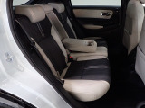 リアシートは3名乗車も可能ですが、2名の時にはセンターの大型のアームレストを使用してゆったりとくつろげるのでとても快適です。