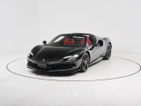 コーンズ名古屋ショールームでは1階に最新モデルの展示とコンフィグレーションルーム、2階には中古車展示エリアとラウンジを配し、最新CIのもとフェラーリをご覧いただけます。