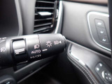 ハイビームアシスト機能が装備されており対向車が接近すると自動的にロービームに切り替えてくれる便利な機能になっております♪