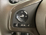 ステアリングスイッチがついていますので、オーディオのチャンネル変更、ボリューム、ジャンル変更が操作可能です。ハンドルから手を離さず安全に操作できます。