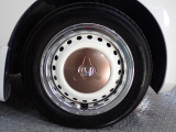 ホイールは車のデザインにマッチした専用タイプです。