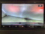 ギヤをR(バック)に入れるとナビ(社外品)の画面に後ろの映像が映るリアカメラ付です。後退時、コンディションが悪い視界でもカラーバックモニターがドライバーをサポートします。