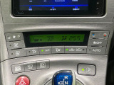 【オートエアコン】一度お好みの温度に設定すれば、車内の温度を検知し風量や温度を自動で調整。暑い&hellip;寒い&hellip;と何度もスイッチ操作をする必要はありません。快適な車内空間には必須の機能ですね♪