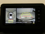 パノラミックビューモニター付きです。車両を上から見たような映像をディスプレイオーディオ画面に表示。運転席からの目視だけでは見にくい、車両周辺の状況をリアルタイムでしっかり確認できます。