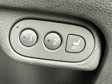 【シートメモリー】運転を交代するたびに、いちいち合わせ直すのは面倒、急いでいるときに直し忘れていたりすると、危ないことも。各自の最適なシート位置がスイッチ一つで再現できるので、とってもスムーズ。