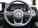 車両情報を鮮やかに表示する先進的な各メーター類。スポーティなデザインのステアリングが走りの期待を高めます。