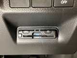 ハンドルの右下にETCがついています。高速道路の料金所の通過も楽々です!。 カードの取り出しもしやすい場所についています。