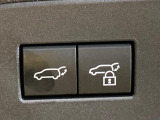 【パワーバックドア】スマートキーや運転席のボタンを押すだけでリアゲートが自動で開閉します!荷物を持っている時や、高い位置にあるバックドアを閉める際に便利な機能です♪
