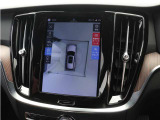 リアカメラによる後方の確認だけでなく、真上から見下ろすバードアイ映像を映し出す360度ビューカメラで、自車周辺の詳細な状況を確認できます。見通しが悪く狭い場所で車を取り回す際には心強い味方となります。