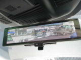スマートルーミラー装備車両後方のカメラ映像をミラ-面に映し出すので、車内の状況や、天候などに影響されにくく、よりクリアな後方視界が得られます。