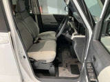 運転席まわりです。運転席からの視界が左右に広く隅々まではっきりと見渡せます!クルマの前端も把握しやすく安心して運転できます!