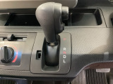 CVT車のセレクトレバーです。低速から高速まで、変速ショックのないスムーズな走りを実現するとともに、エンジン効率のよい領域を維持することで燃費にも貢献します。