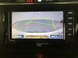 【バックガイドモニター】後方の映像をナビ画面に表示するだけでなく、ステアリング操作に連動して動くガイド線も同時に表示!予想進路の確認をしながら後退できるので便利です!