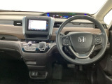 【ハンドル】運転にかかわる様々な操作を安全に行えるように視点移動が少なく操作性に配慮されたスイッチ類が凝縮されたコックピットです。