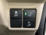 Hondaセンシング用の、VSA(ABS+TCS+横滑り抑制)解除と路外逸脱抑制機能のオンオフスイッチなどはハンドルの右側に装備しています。