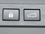 【パワーバックドア】スマートキーや運転席のボタンを押すだけでリアゲートが自動で開閉します!荷物を持っている時や、高い位置にあるバックドアを閉める際に便利な機能です♪
