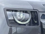 【マトリックスLEDヘッドライト】メインビームを微細な縦のストライプに分割することで、対向車の周囲だけをハイビームで照らして視認性を向上。対向車の前方は暗くすることでまぶしさを与えないように調整します。