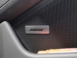 BOSEサラウンドサウンドシステムは、車内の音響特性に合わせて的確にチューニングされており、コンサートホールのようにバランスに優れた原音を忠実に再現した音響パターンを生み出します。