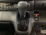 CVT車のセレクトレバーです。低速から高速まで、変速ショックのないスムーズな走りを実現するとともに、エンジン効率のよい領域を維持することで燃費にも貢献します。