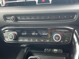 【オートエアコン】一度お好みの温度に設定すれば、車内の温度を検知し風量や温度を自動で調整。暑い&hellip;寒い&hellip;と何度もスイッチ操作をする必要はありません。快適な車内空間には必須の機能ですね♪
