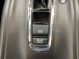 セレクトレバーの下に電子制御パーキングブレーキがあります。スイッチひとつで、停車した地点の傾斜などをシステムが検知・判断してブレーキ力を自動的に最適制御し、しっかり停車できるパーキングシステムです。