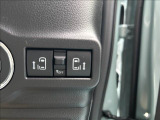 後席は両側電動スライドドアつき。ワンタッチでドアの開閉操作が可能です。