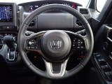 ハンドル左側にはオーディオ操作が出来るオーディオリモートコントロールスイッチ、右側にはHonda SENSINGとオートクルーズコントロールのスイッチを装備!