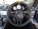 GT4 RS専用スポーツステアリングホイール。イエローのトップセンターマークが付いており、イエローでマーキングされたブラックのパドルシフトが、モータースポーツのように俊敏なギアシフトを可能にします。