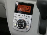 【オートエアコン】車内温度を感知して自動で温度調整をしてくれるのでいつでも快適な車内空間を創り上げます!どの席に座っても快適なドライブが楽しめます♪