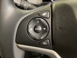 ステアリングスイッチがついていますので、オーディオのチャンネル変更、ボリューム、ジャンル変更が操作可能です。ハンドルから手を離さず安全に操作できます。