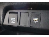 USBオーディオ用ソケットがついていますので携帯電話などを接続すれば音楽等の再生が可能です!充電用ソケットもございます!
