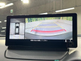 【全周囲カメラ】専用のカメラにより、上から見下ろしたような視点で360度クルマの周囲を確認することができます☆死角部分も確認しやすく、狭い場所での切り返しや駐車もスムーズに行えます。
