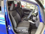 フロント広々、セパレートシートの運転席は、ハイトアジャスターが付いているので、快適にドライブができます。ハンドルはチルトステアリングで、ハンドル位置を上下に調節できます。