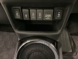 前席の左右別々のシートヒータースイッチが付いています。HiとLoの2段階で温度設定ができます。スイッチの間にはアクセサリーソケットと充電可能なUSB端子や外部入力の可能なUSB端子がついております。