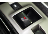 電動パーキングブレーキを採用。指で軽く引き上げればパーキングブレーキが掛かり、押すと解除ができます。